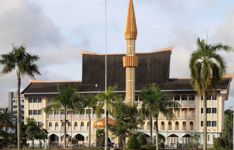 Brunej ne bo izvrševal smrtnih kazni za prešuštvo in homoseksualne spolne odnose v okviru šeriatskega prava