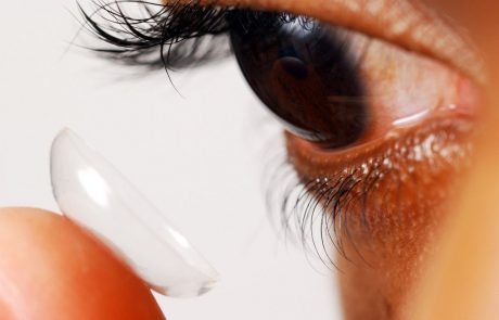 Zakaj odsluženih kontaktnih leč ne bi smeli metati v školjko