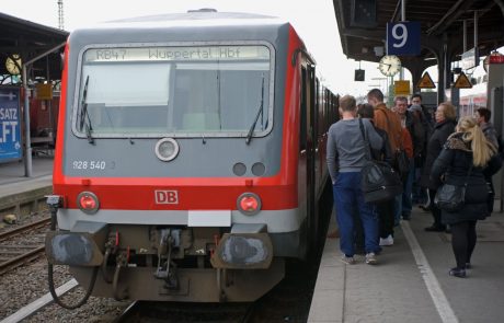 Nemčijo pretresa vest o materi, ki je umorila pet majhnih otrok, potem pa se vrgla pod vlak
