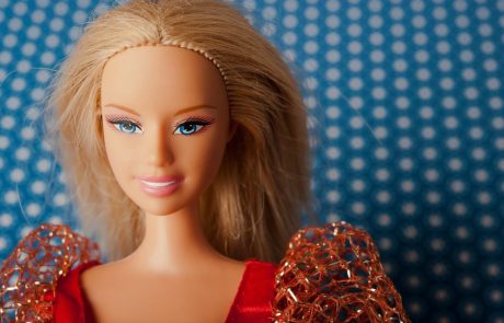 Kultna modna lutka Barbie ta mesec obeležuje 60 let, a na njenem obrazu še vedno ni niti gubice