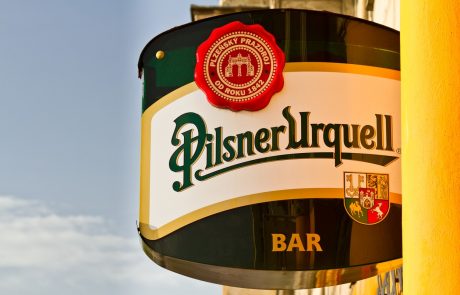 Največja češka pivovarna bo ob ponovnem odprtju barov delila zastonj pivo