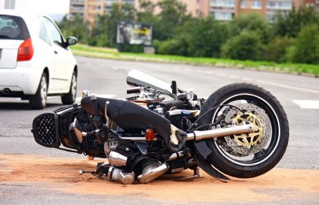 Na dolenjskih cestah več prometnih nesreč z motorjem, en motorist mrtev