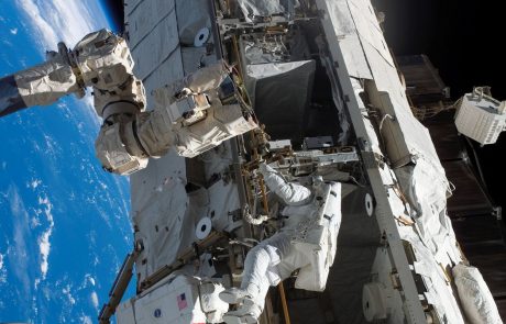 Astronavt je v vesolju začel nenormalno hitro rasti, zdaj ga skrbi, da se ne bo mogel vrniti na Zemljo