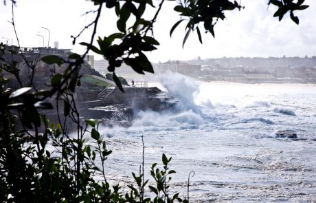 Središče zelo močnega in obsežnega tropskega ciklona Debbie je danes doseglo severovzhod Avstralije