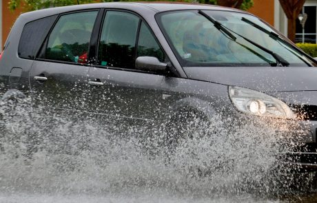 “Avtomobili so se ob skalah premikali kot barke”: Poglejte, kako je morje poplavilo slovensko obalo