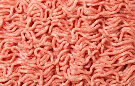 Opozorila glede mletega mesa v slovenskih trgovinah: Kar petina testiranih pakiranj mletega mesa nezadovoljiva!