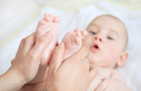 Masirajte dojenčkova stopala na teh določenih točkah in ga v trenutku pomirite ter mu olajšajte bolečino!