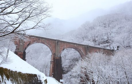 Na Japonskem zaradi obilnega sneženja čez noč na progi obstal vlak s 430 potniki