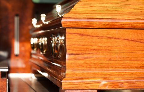 Izvajalci pogrebnih dejavnosti opozarjajo na sporne prakse v času epidemije, ki povečujejo stroške pogreba