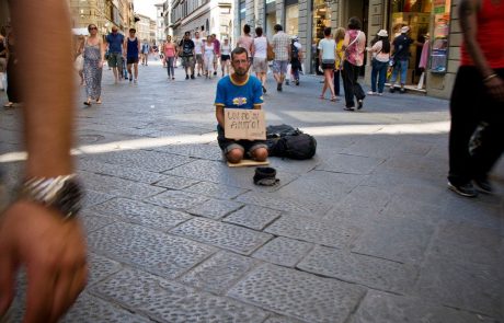 Lansko leto manj oseb v Sloveniji pod pragom tveganja revščine