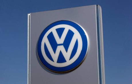 Volkswagen z novim logotipom, zanimal naj bi ga tudi delež v Tesli