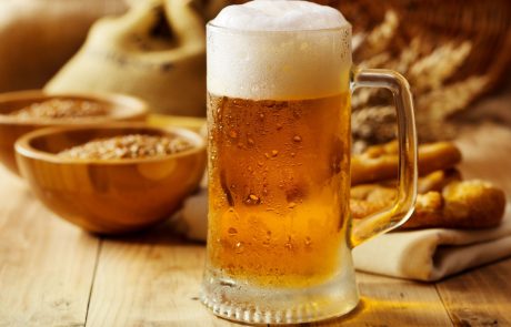 Slovenski pivovarji ob mednarodnem dnevu piva predlagajo uvedbo znižane stopnje davka za hotelirstvo in gostinstvo