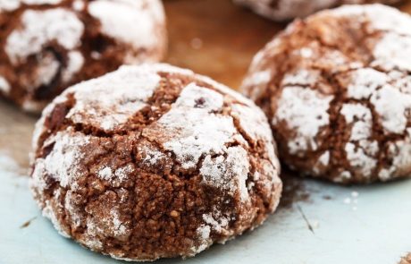 RECEPT: Čokoladni piškoti z arašidi brez masla in moke