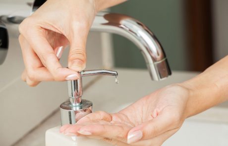Si roke umivate s tekočim milom? To bi vas moralo skrbeti