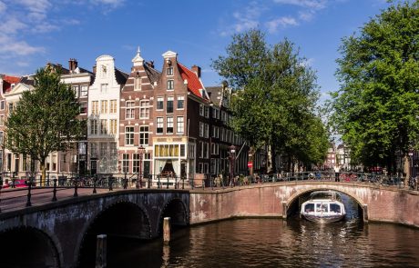 V Amsterdamu in Rotterdamu odslej obvezne maske za vse starejše od 13 let – na trgih, tržnicah in bolj polnih ulicah ter trgovinah in nakupovalnih središčih
