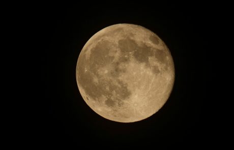 Ponedeljkovo nebo bo razsvetljevala super luna stoletja