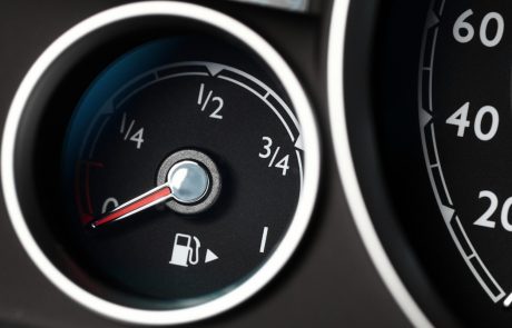 Niti najbolj izkušeni vozniki ne vedo tega: Ali veste, čemu služi puščica pred oznako za gorivo?
