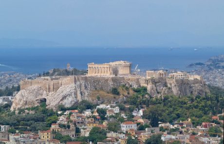 Neznanci so danes zjutraj vrgli ročno granato na francosko veleposlaništvo v središču Aten