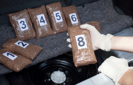 V Trstu v raciji, v kateri so sodelovali tudi slovenski policisti, zasegli rekordnih 4,3 tone kokaina