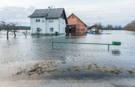 Poplave že dosegajo hišne pragove