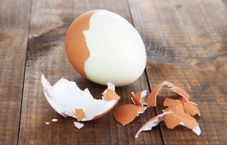 Genijalen trik, s katerim boste enostavno olupili kuhano jajce
