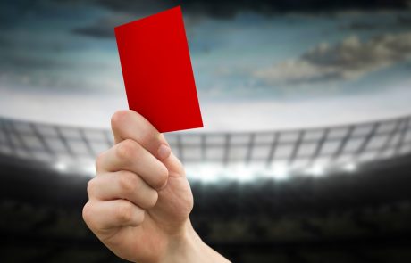 Nogometaši bodo odslej za kašljanje v smeri sodnika ali tekmeca kaznovani z rdečim kartonom