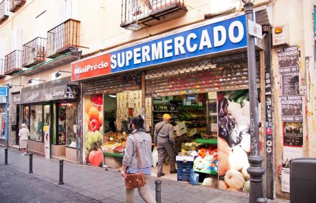 Španija bo minimalno plačo dvignila na 1050 evrov