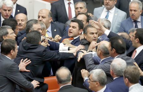 Najhujši množični pretep v turškem parlamentu