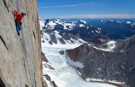 V kanadskih gorah so našli trupla treh svetovno znanih alpinistov, dveh Avstrijcev in Američana, ki jih je zasul snežni plaz