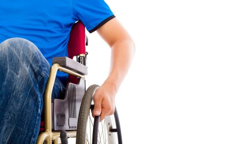 Zaradi napačne diagnoze kar 43 let preživel na invalidskem vozičku: Pri 60 letih se je na novo naučil hoditi