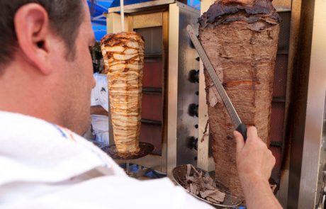 Slovenec v Nemčiji tihotapil pokvarjeno meso za kebap