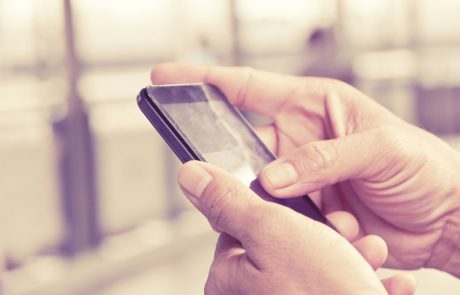 Danes je začela veljati evropska uredba, ki odpravlja dodatne stroške uporabe mobilnega telefona v tujini