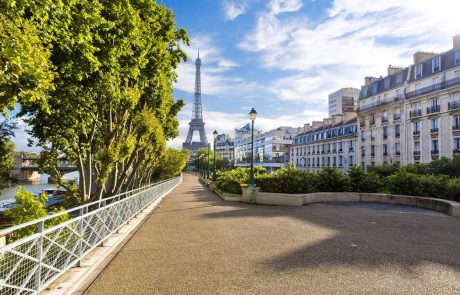 Se bodo nudisti lahko v Parizu sprehajali povsem brez oblačil?