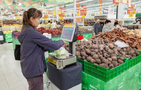 Med slovenskimi potrošniki kroži zvijača za prihranek pri tehtanju sadja in zelenjave v supermarketih. Inšpektor: ”To je nedopustno!”
