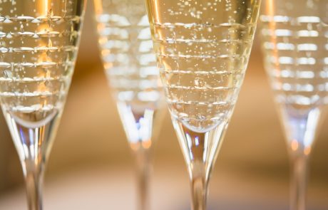 Lani rekordna prodaja šampanjca: “Stranke so se odločile, da se bodo doma razvajale in si ustvarile trenutke veselja”