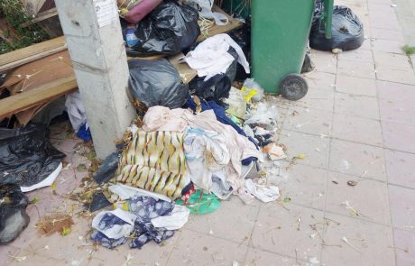 Neznosen smrad: V Rimu na transport že tedne čaka 700 ton smeti