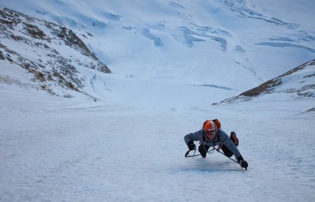 Švicarski alpinist Ueli Steck prva letošnja žrtev Mount Everesta