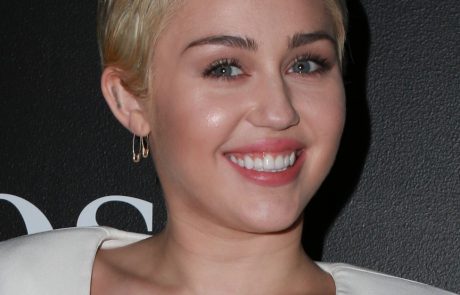 Miley zopet objavila gole fotografije, ki nikomur niso všeč (foto)