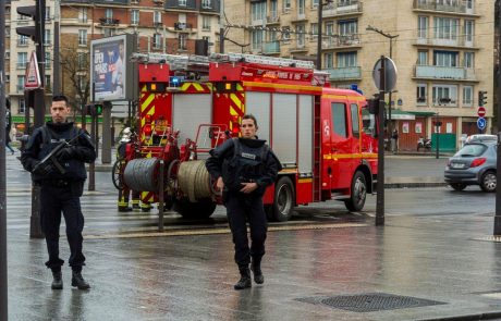 V terorističnem napadu v Franciji najmanj dva mrtva