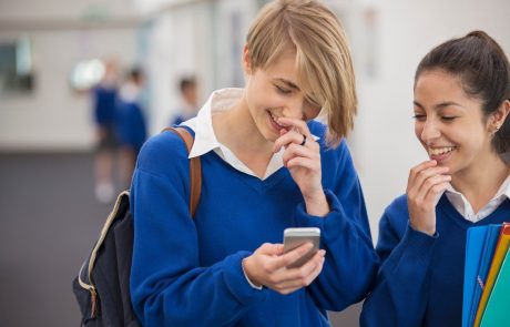 V Franciji prepovedali pametne telefone v šolah, prepoved se nanaša na osnovnošolce