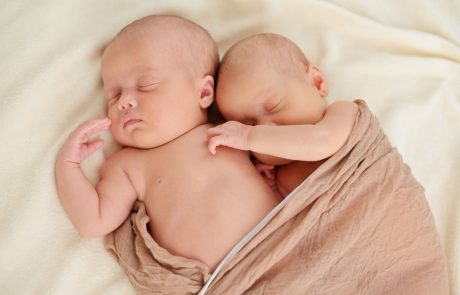 Na severu Španije je 64-letna ženska rodila zdrava dvojčka, deklico in dečka