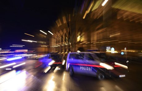 Pet mrtvih v hudi prometni nesreči pri Dunaju