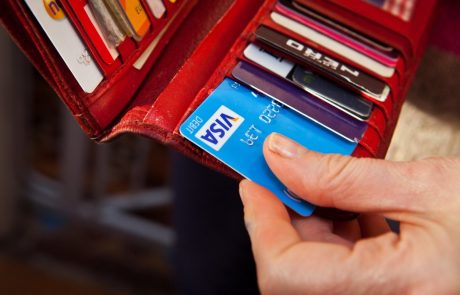 Zveza potrošnikov Slovenije svari pred zlorabo bančnih kartic, še posebej na spletu!