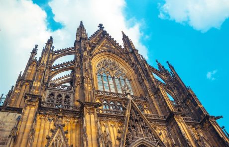Najvišja katedrala na svetu prekrita z urinom in izbljuvki