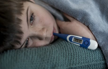 Pojavnost gripe v Sloveniji nekoliko upada, a še vedno najbolj prizadeti otroci in mladostniki