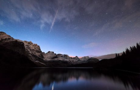 Romantika na vrhuncu: V noči na petek bo vrhunec meteorskega roja Perzeidov z največjim številom vidnih meteorjev
