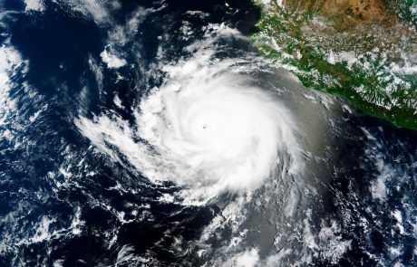 Vzhodni obali Indije se bliža močan ciklon: poteka evakuacija 800.000 ljudi