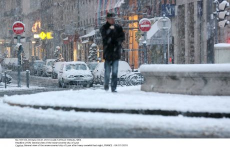 Francijo zajele močne snežne padavine, brez elektrike je 300.000 gospodinjstev