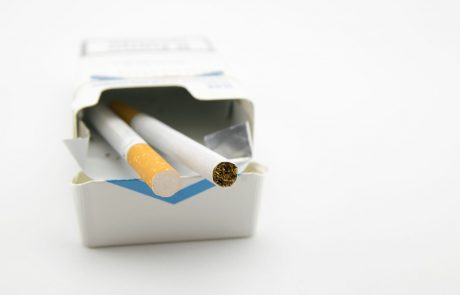 Kajenju lahko pripišemo osem primerov pljučnega raka, ki je eden od rakov z najslabšo prognozo, od desetih
