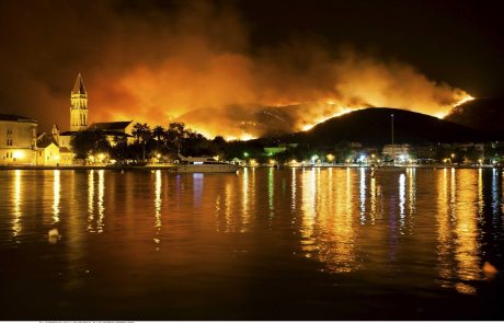 V okolici Trogirja izbruhnil velik požar: z ognjem se bori najmanj pet gasilskih letal in več kot 160 gasilcev